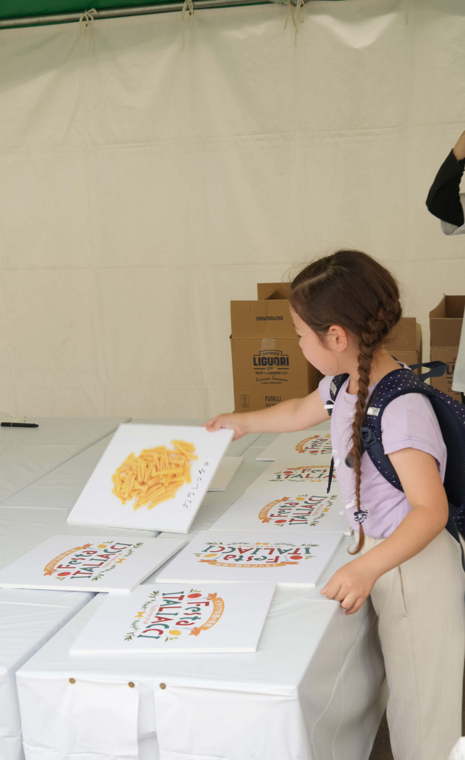 「パスタ神経衰弱」に挑戦するお客様