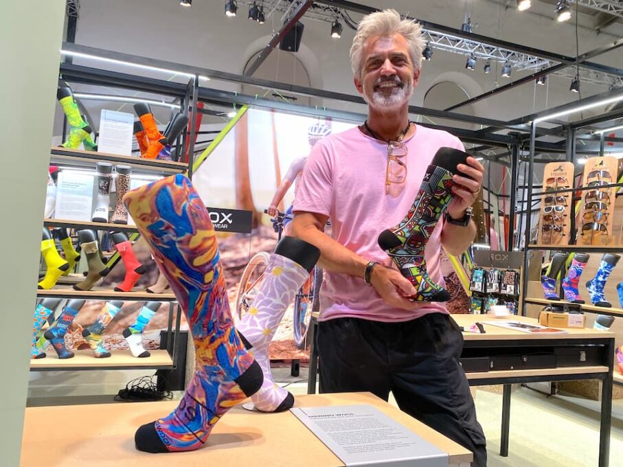 イタリア代理店のマルクス・アウアーさん。サイクリング・シーンでなくても履いてみたくなるポップなデザインが揃っています