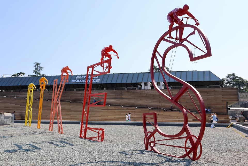 会場中庭に置かれたPITTI BIKESのモニュメント