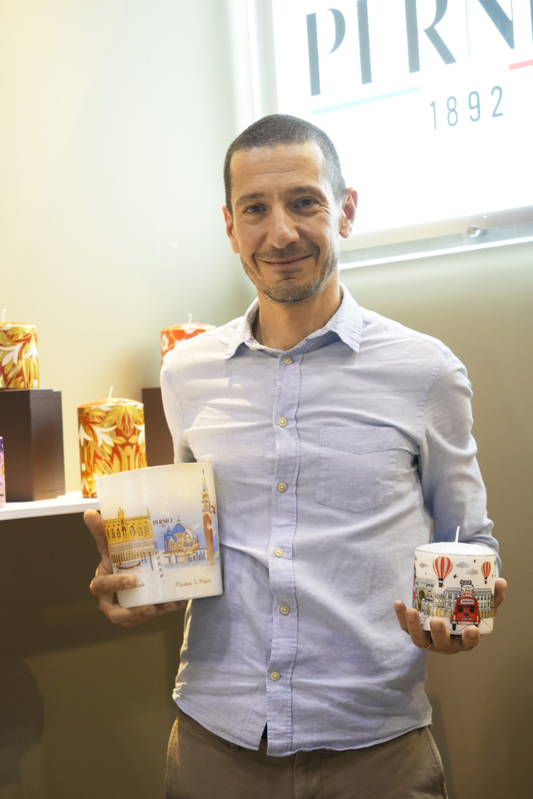 キャンドルを両手に持った男性