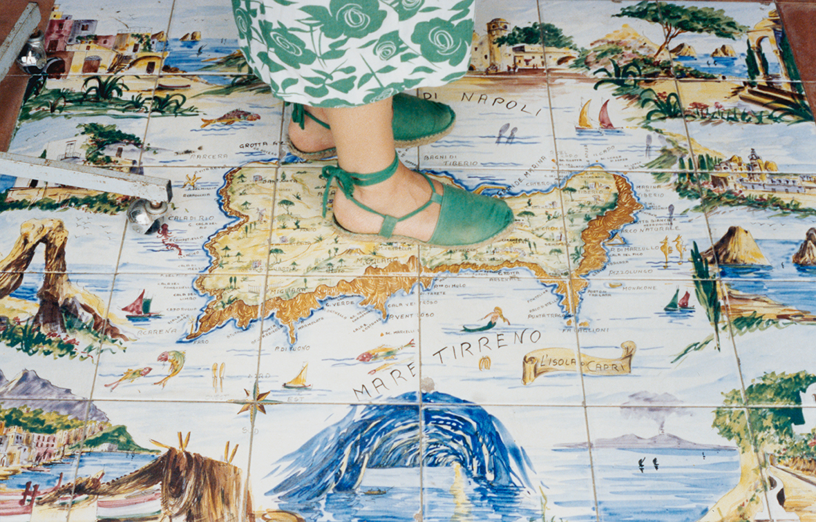 地図の上に立つ女性の足元