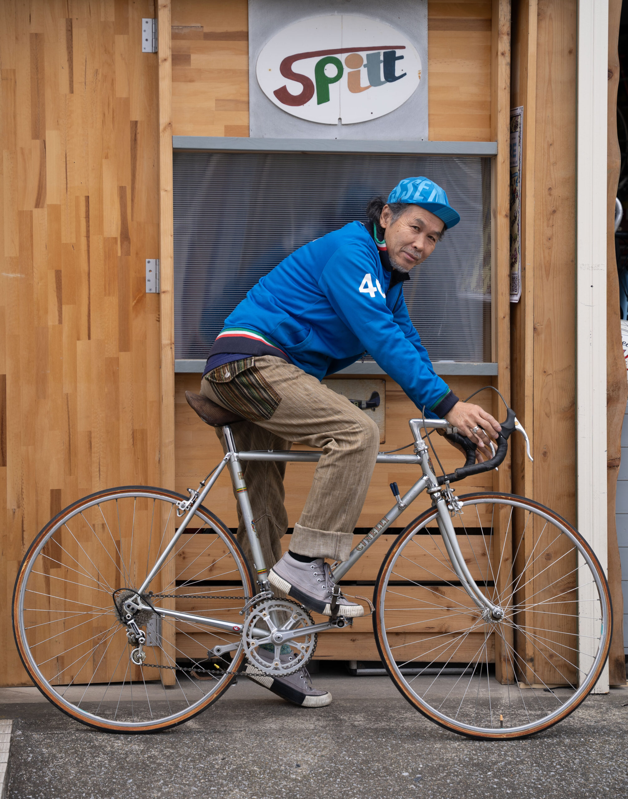 自転車にまたがる水さん