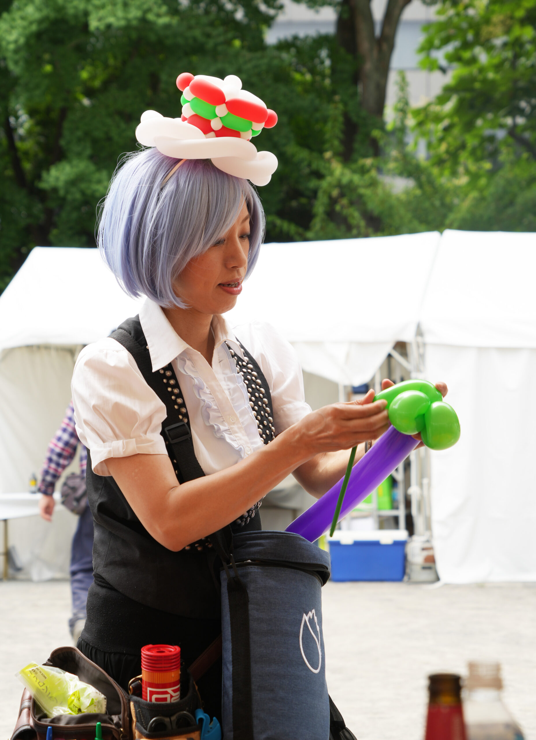 バルーンアートを作るバルーンアーティスト