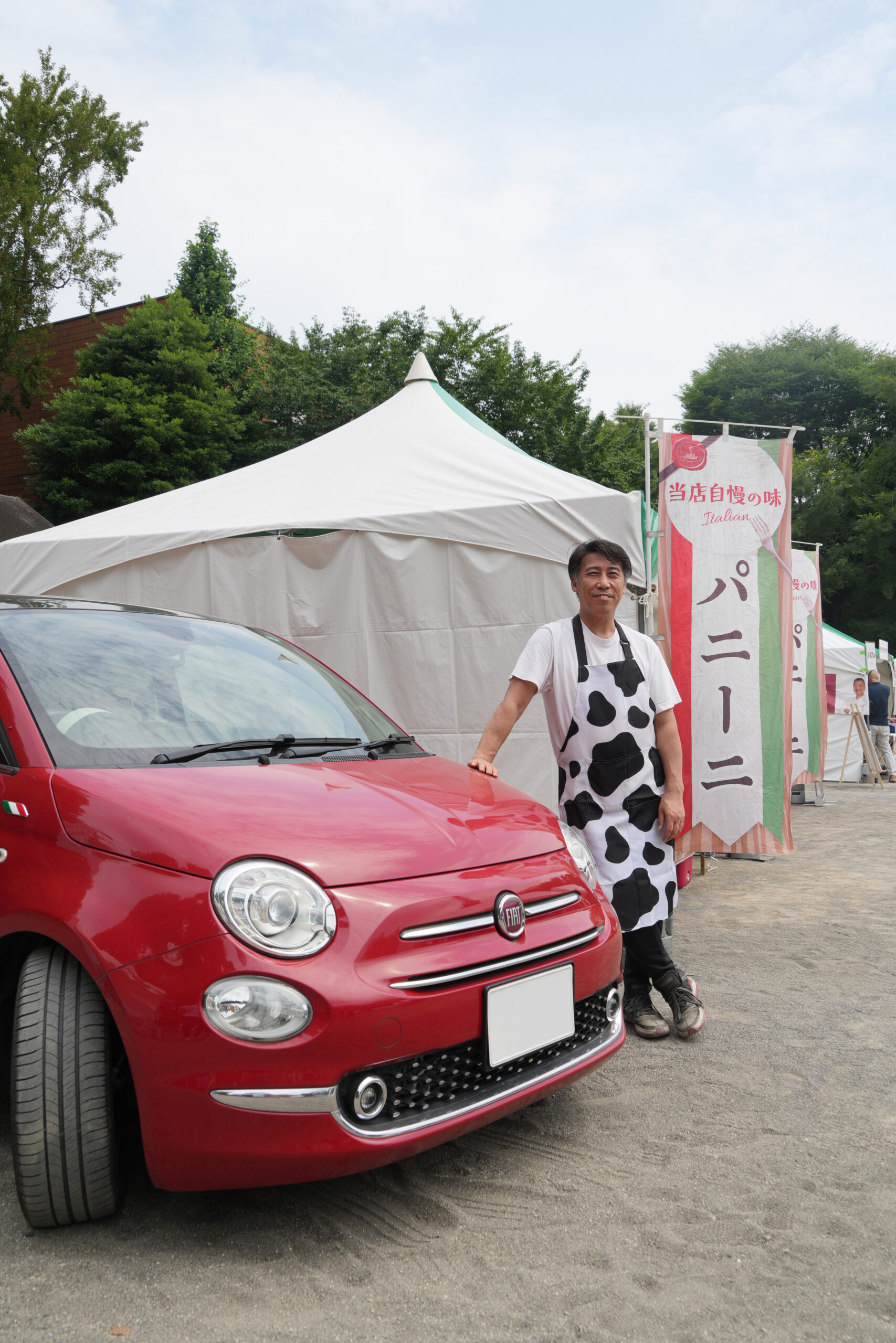 FIAT500の横に立つ小川洋行シェフ