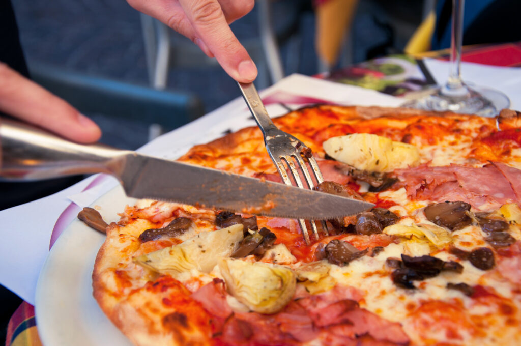 ナイフとフォークで切りながら食べるのが、本場イタリア流のピッツァの食べ方。