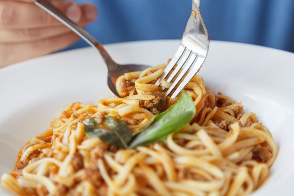 パスタの本場イタリアでは、フォーク＆スプーンスタイルは主流ではないスパゲッティの食べ方。