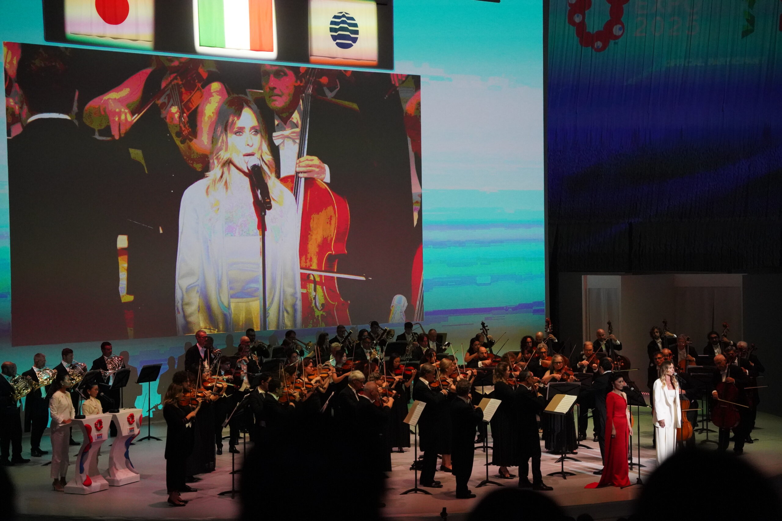 ホールでイタリア国歌を斉唱するアーティスト
