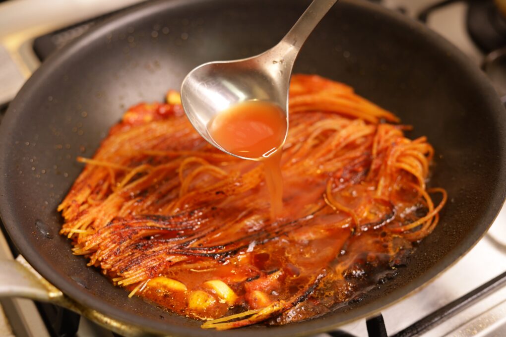 乾燥パスタを茹でないなんて、調理方法も特徴的。