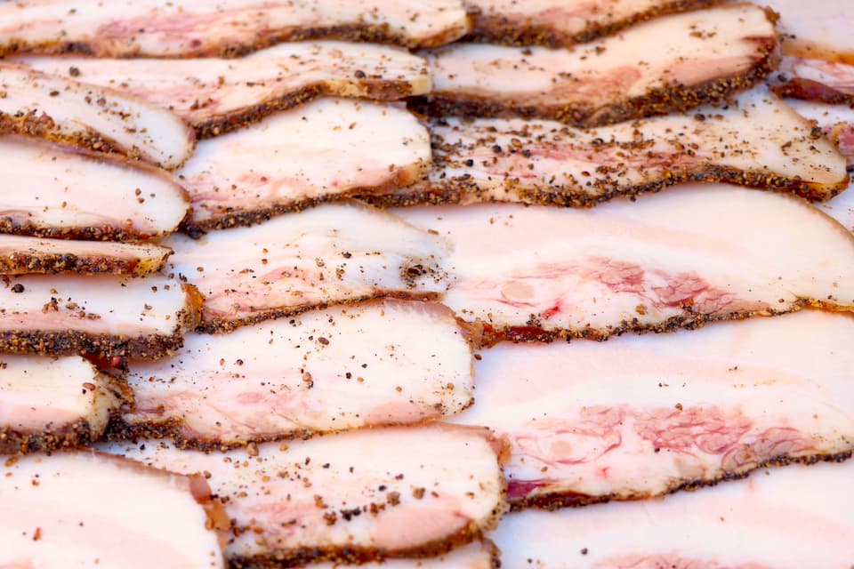 美しいピンク色をしたゴータ・コッタ。スパイスの粒が食欲をそそります