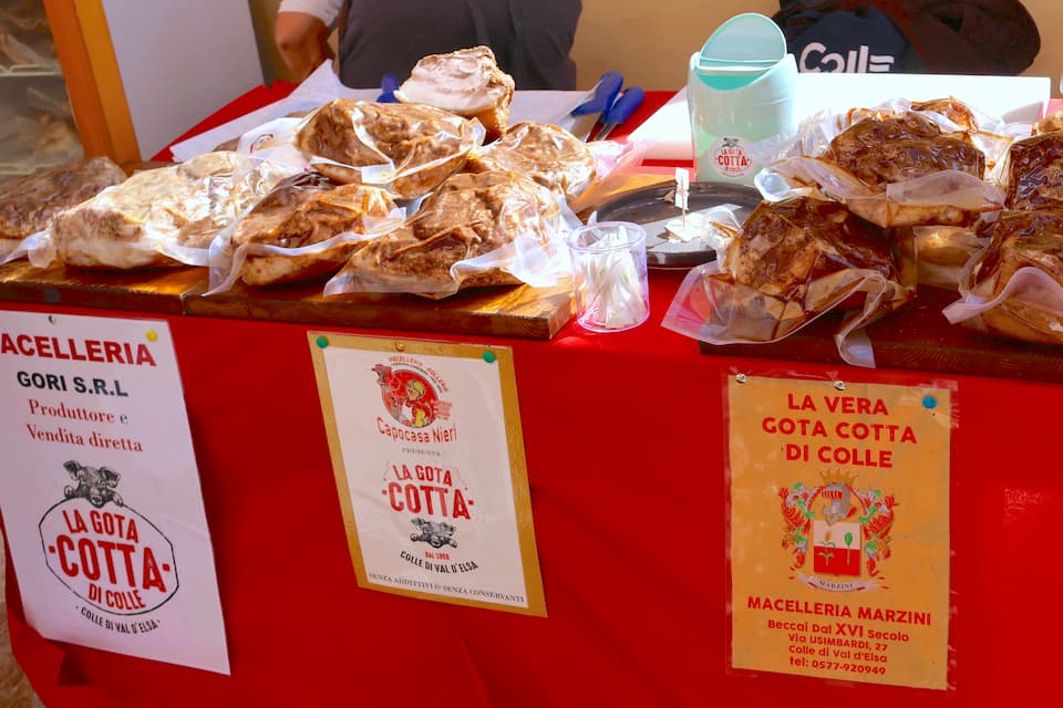 真空パックされたゴータ・コッタ。頬肉を使った伝統的なものに加え、近年はバラ肉を用いたものもあります