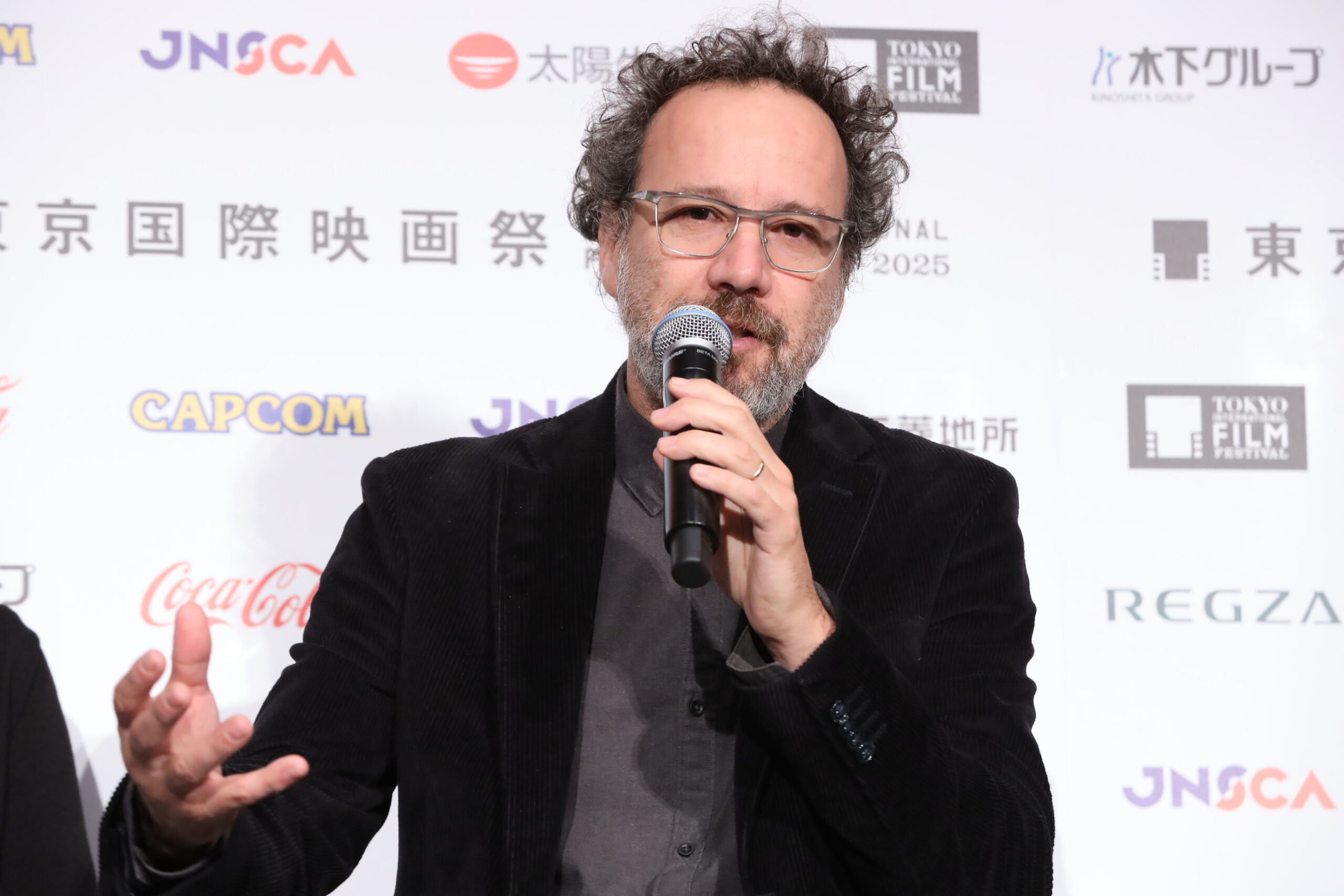 記者会見に臨む審査委員長のカルロ・シャトリアン