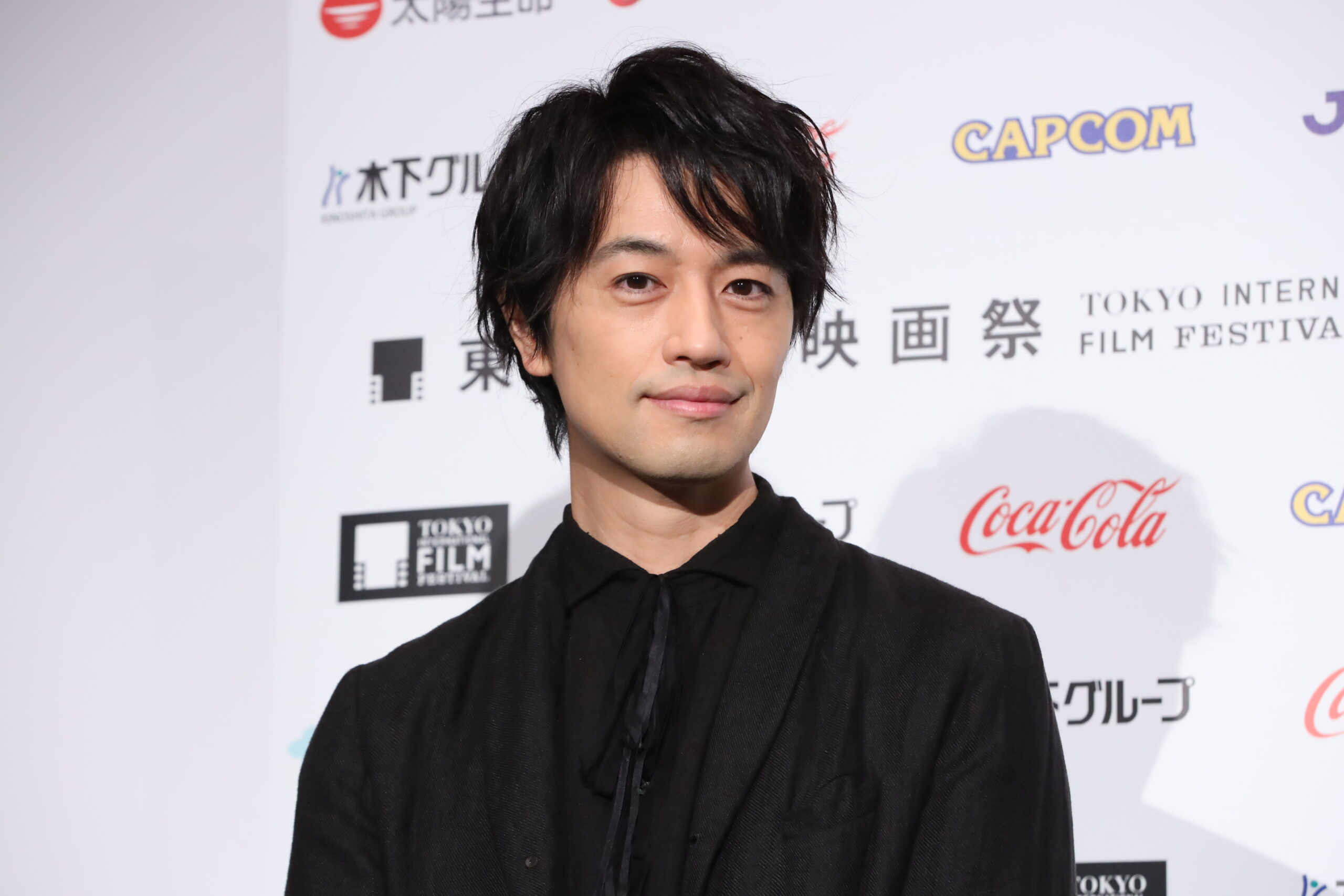 記者会見に臨む審査委員の齊藤工