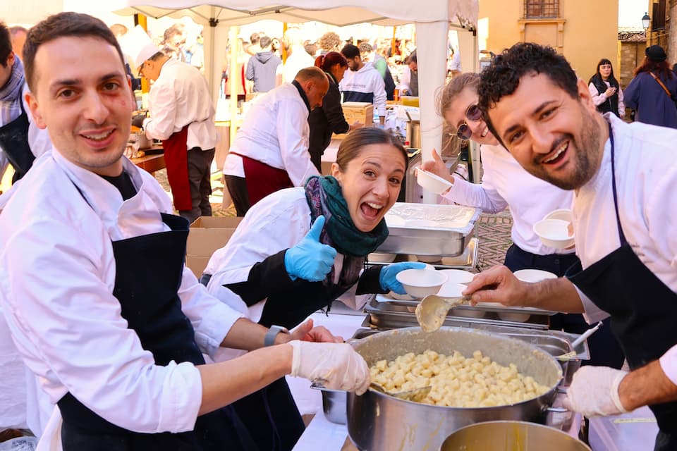 屋台として参加した店のひとつ「アルノルフォ・リストランテ」。ゴータ・コッタ入りニョッキを準備していました