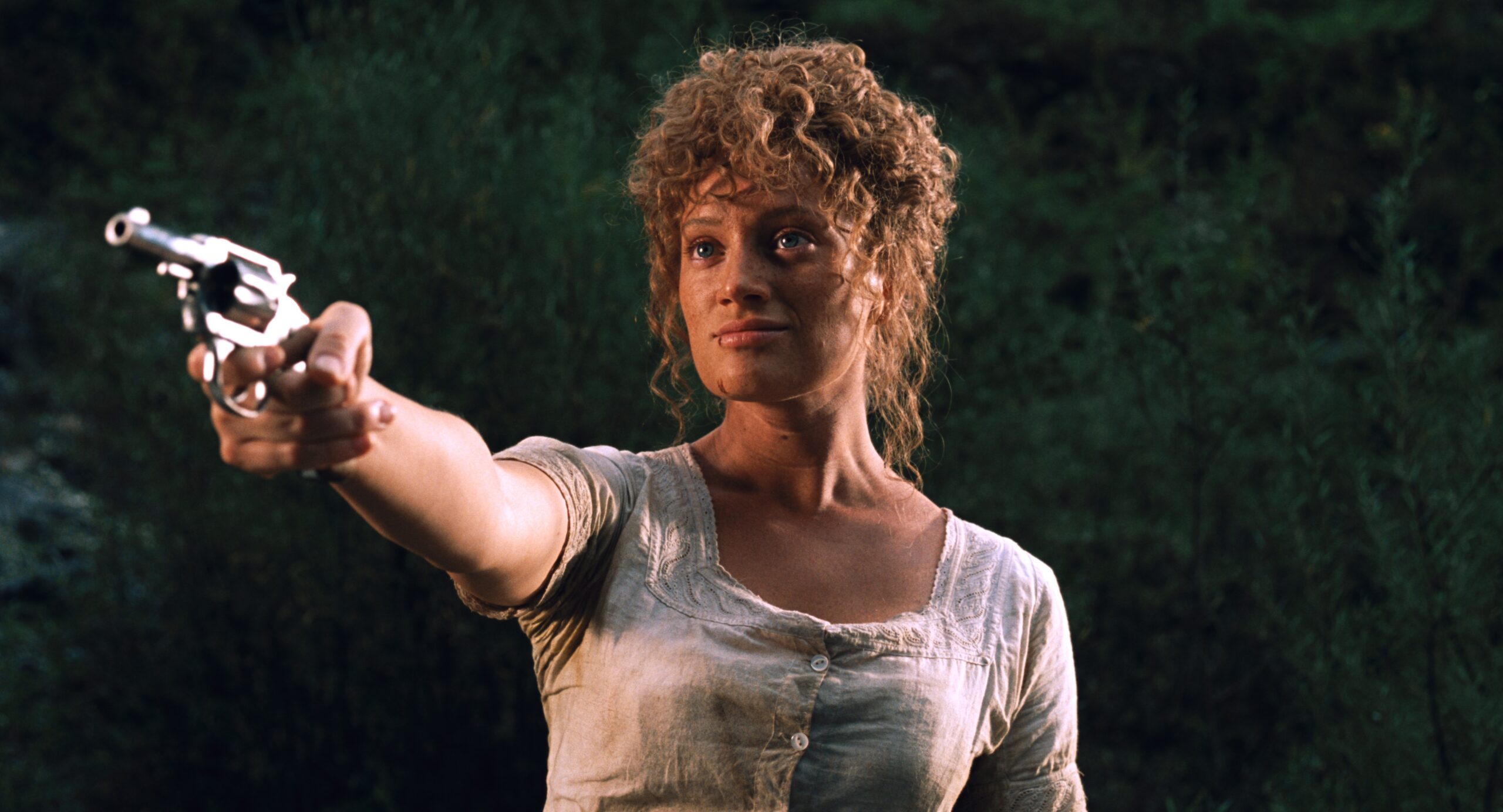 映画「裏か表か?」の一場面 銃を構える女性