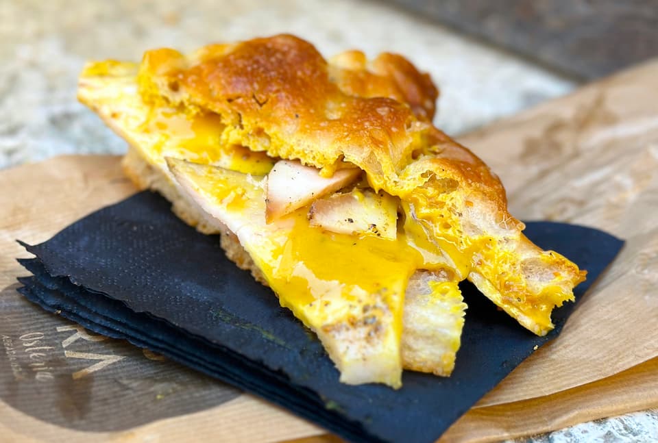 パリッと焼いたフォッカッチャとしっとり肉のマリアージュ