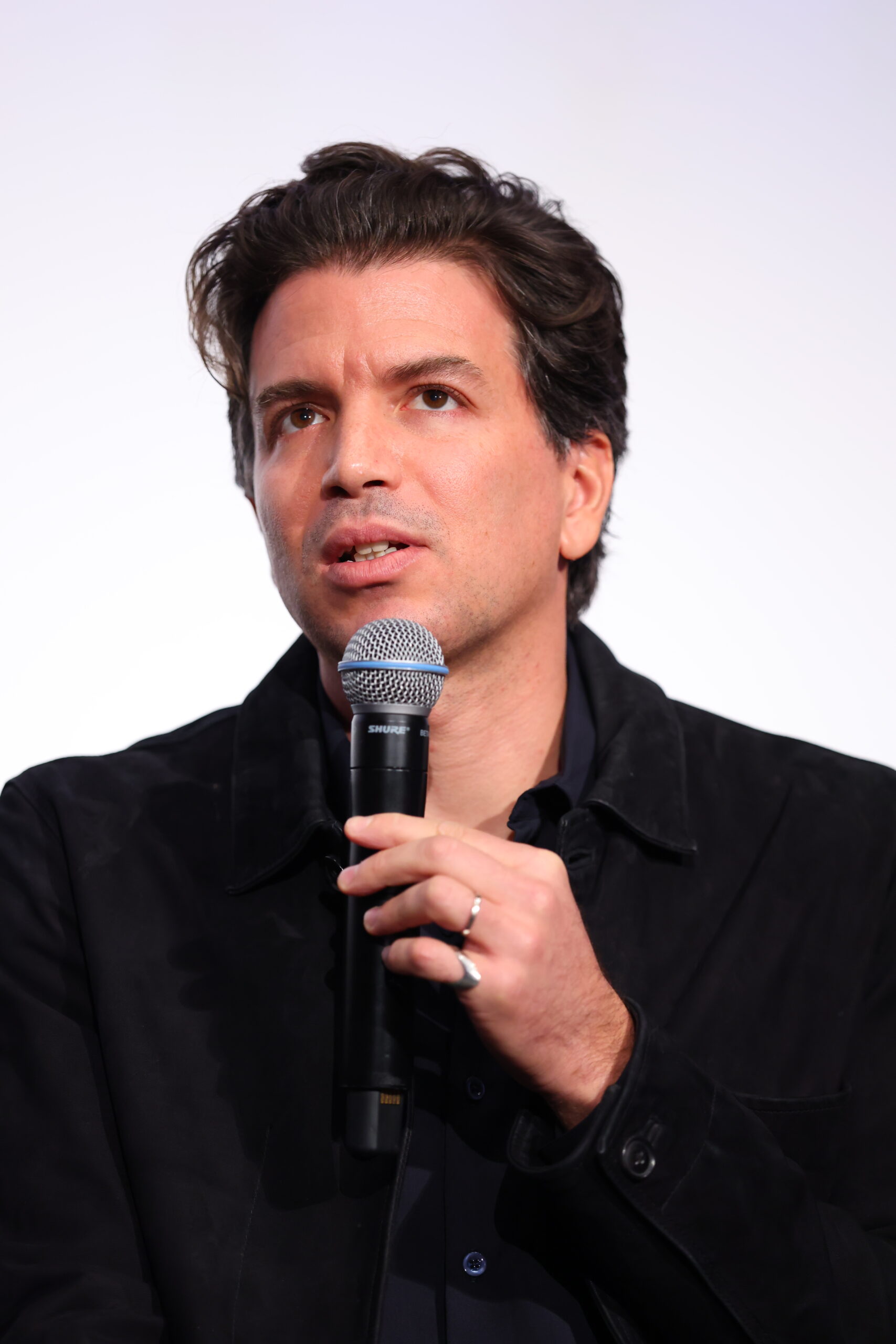 Q & Aに答える監督のアレッシオ・リゴ・デ・リーギ