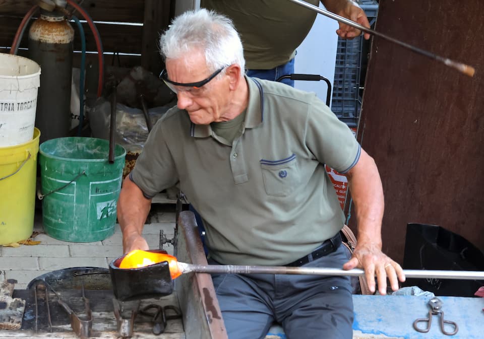 祭りではガラス職人による実演も披露されました