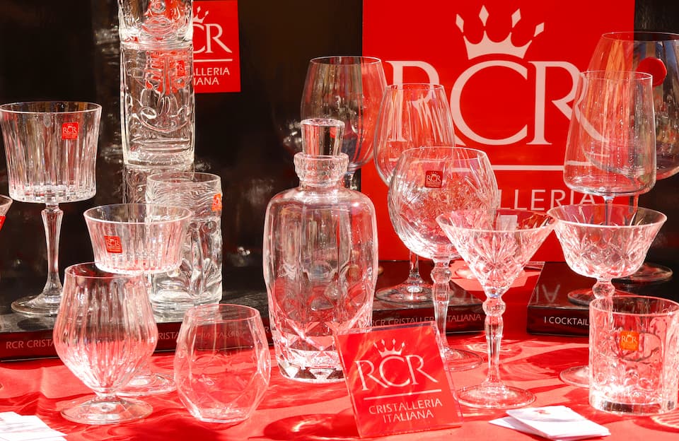 イタリアの代表的なクリスタルガラス・メーカーである「RCR」も、コッレに本社を置いています。祭り当日も、その製品展示が
