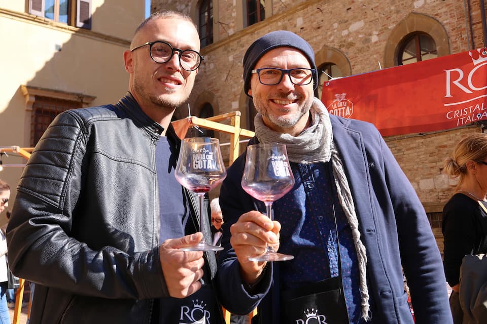 クリスタルグラスを手にテイスティングを楽しんだレオナルドさんとセルジョさん