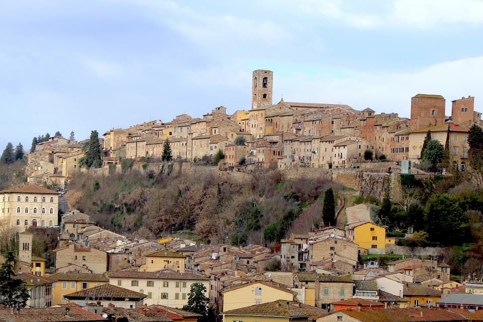 丘の上に広がる中世の町、コッレ・ディ・ヴァル・デルサ