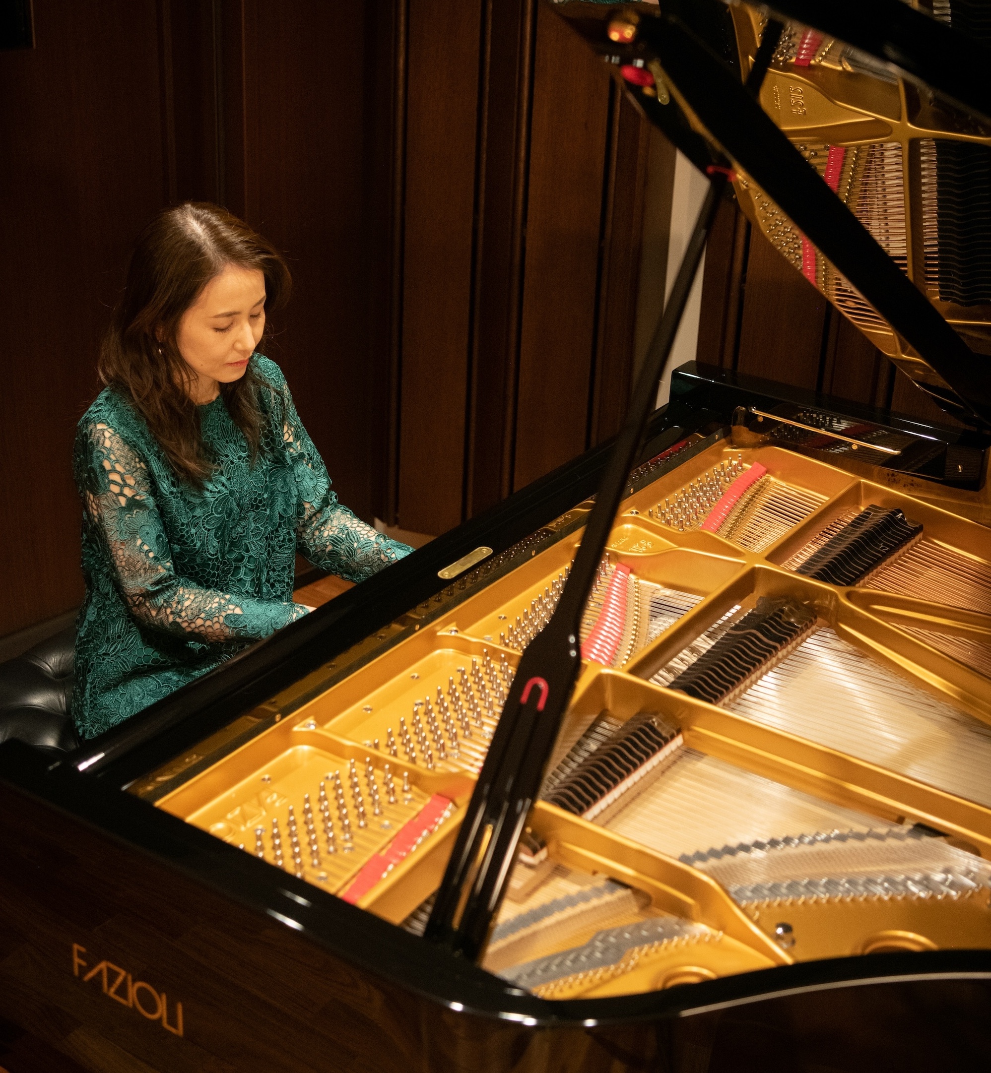 ピアノを弾く西山瞳