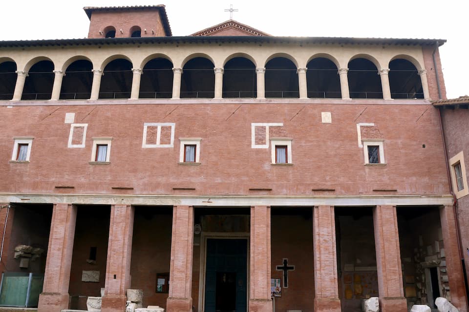 聖サバ聖堂は、8世紀にユダヤの聖サバ修道院から移ってきた修道士が築いた共同体に遡ります