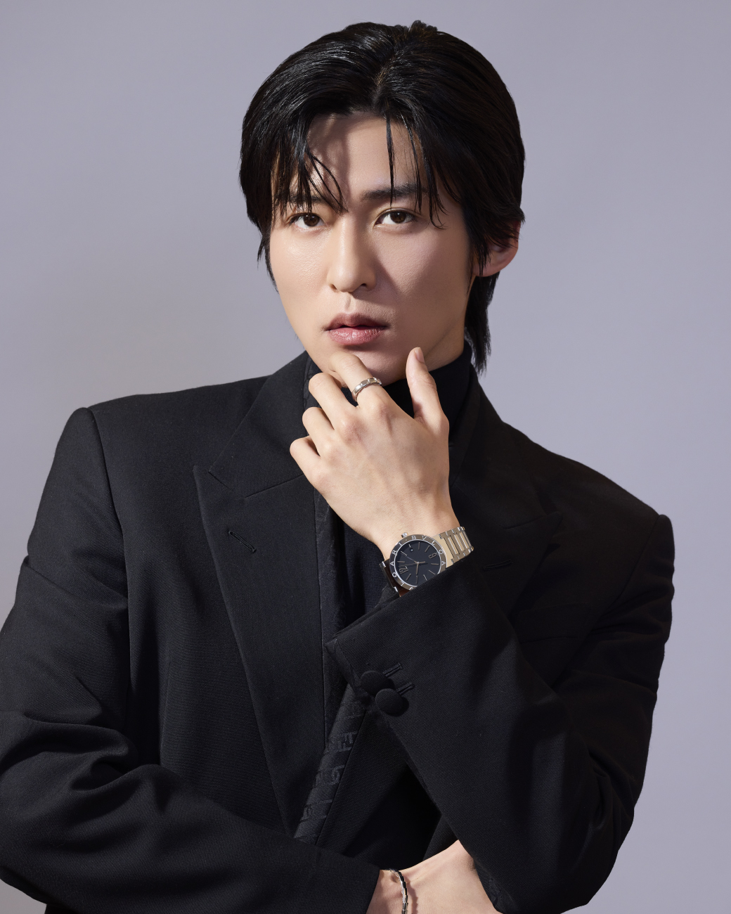 ブルガリのジュエリーと時計を身に着けた目黒蓮