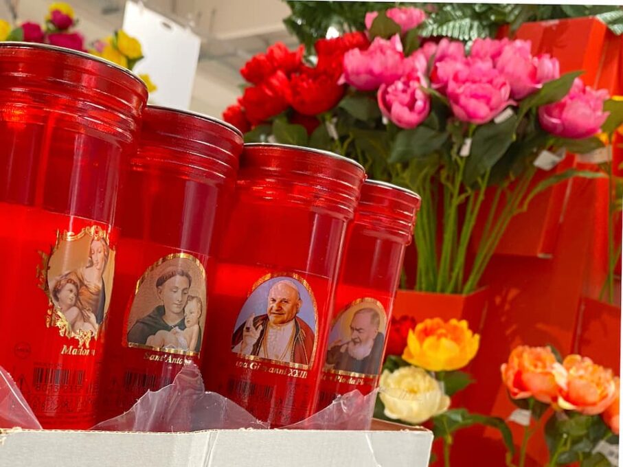 諸聖人の日が近づくと、商店には墓前に灯すキャンドルが並びます。聖人や聖母マリア、故ローマ教皇などのプリントが