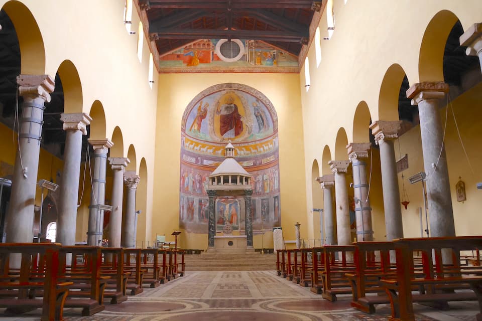 聖堂内部。荘厳な祭壇と美しいモザイクの床が印象的です