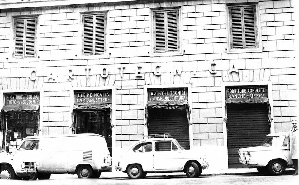 1960年代中頃の外観。佇まいは今と変わっていない (photo: Antica Cartotecnica)