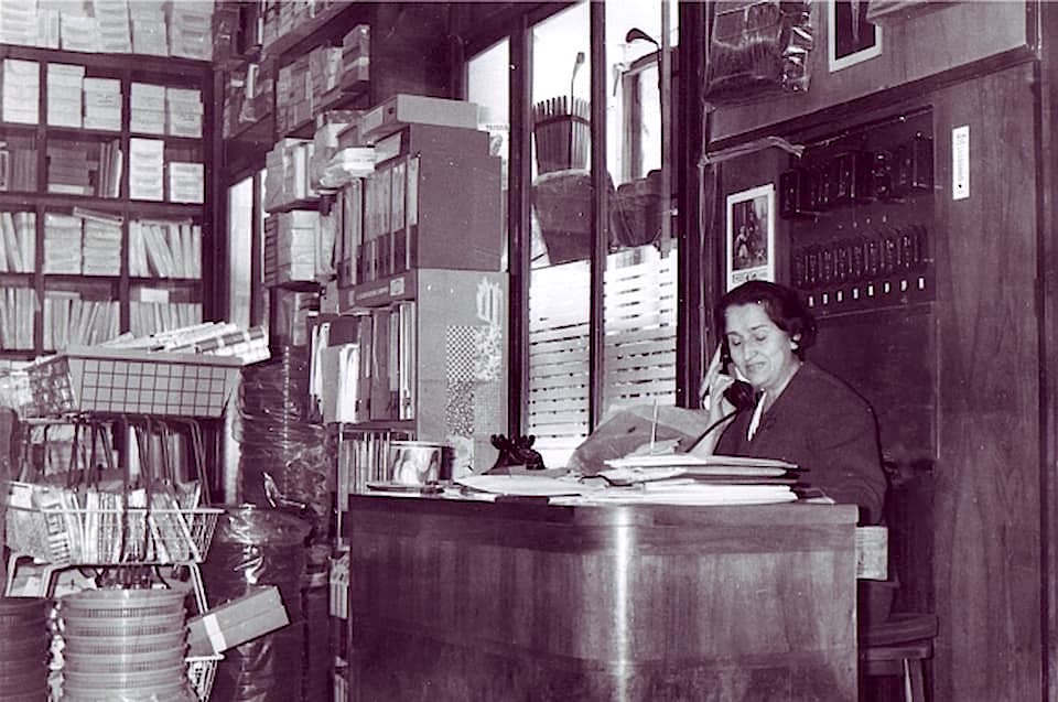 店を守る祖母エリーザさん (photo: Antica Cartotecnica)