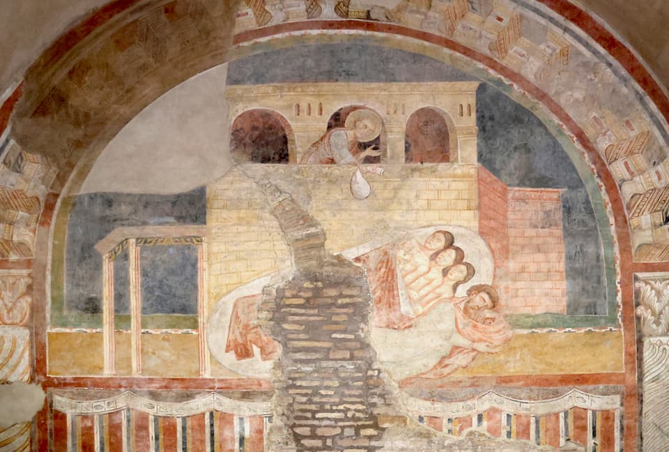 側廊にある小礼拝所に描かれた聖ニコラウスの伝説