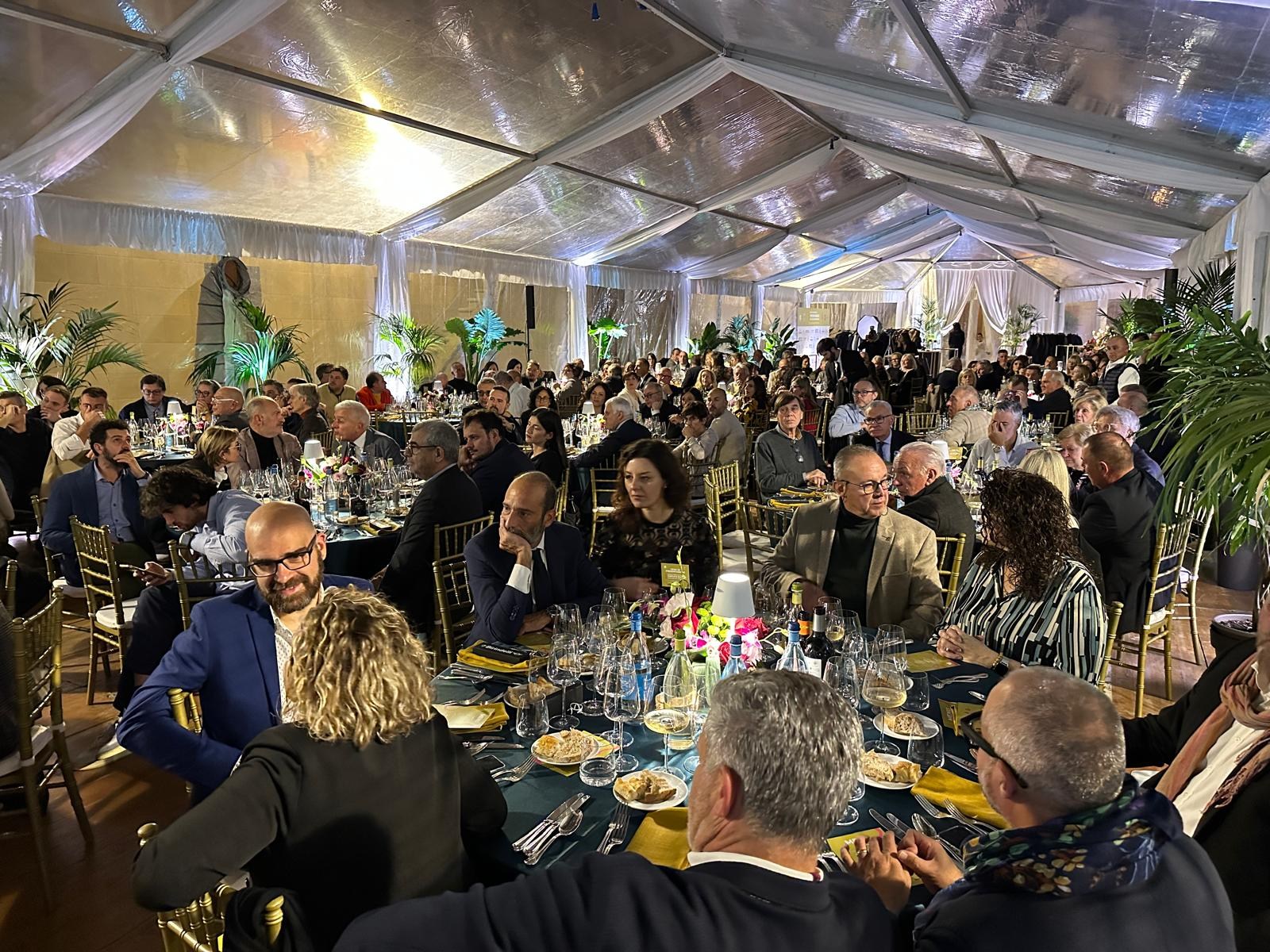 ゲストでいっぱいの白トリュフ祭の会場