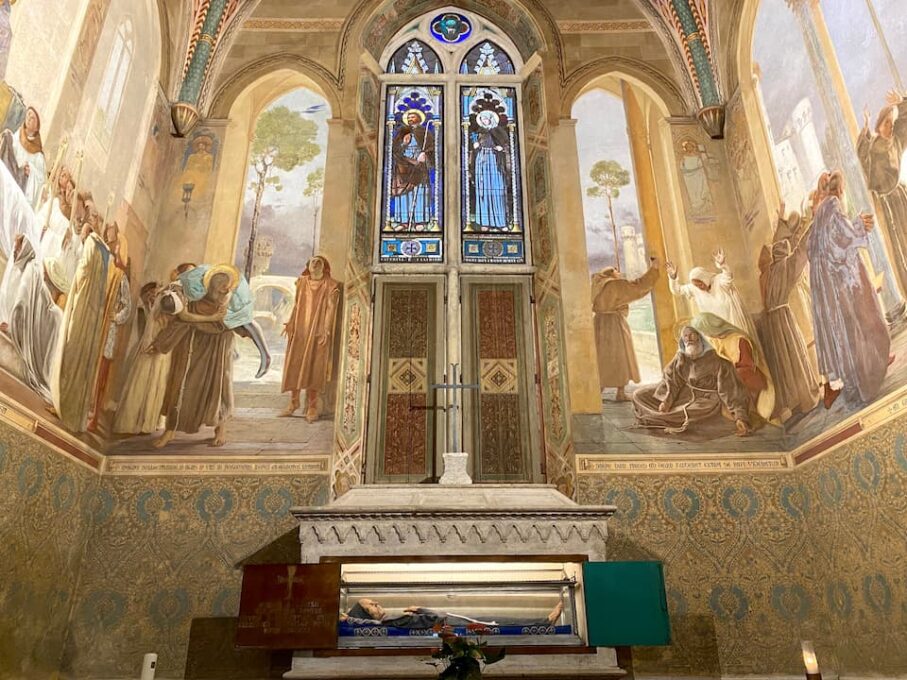 内部には聖ルッケーゼの聖骸(ミイラ)が安置されています