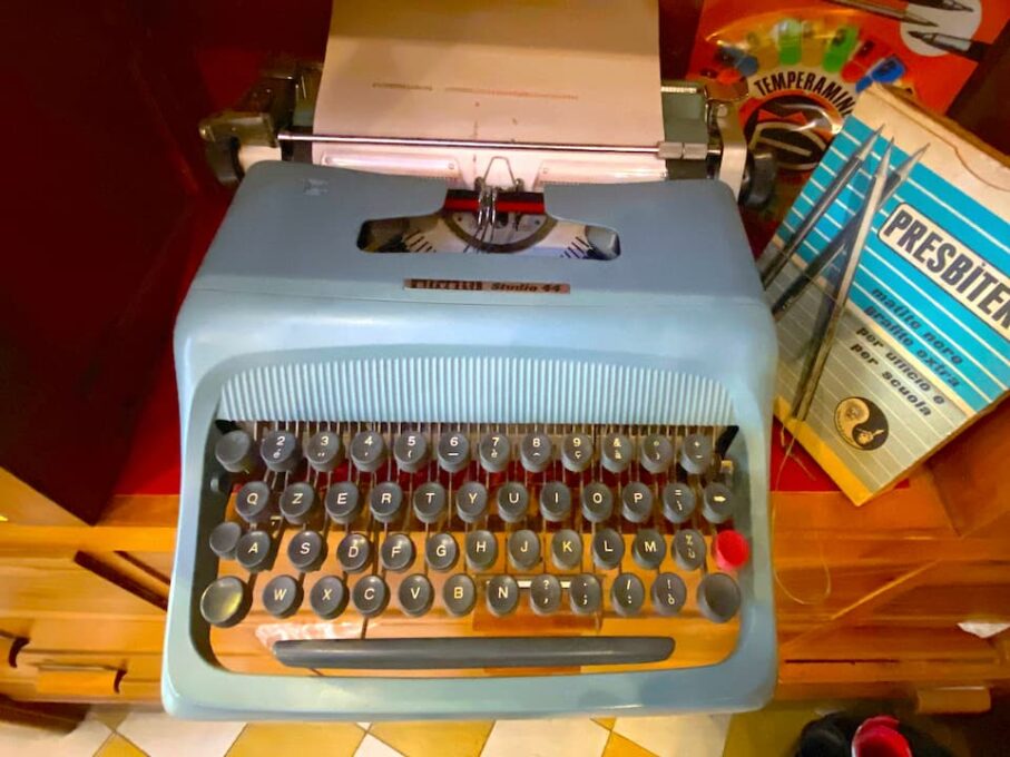 オリベッティ社製の手動式タイプライターStudio 44は著名工業デザイナー、マルチェッロ・ニッツォーリのデザインです