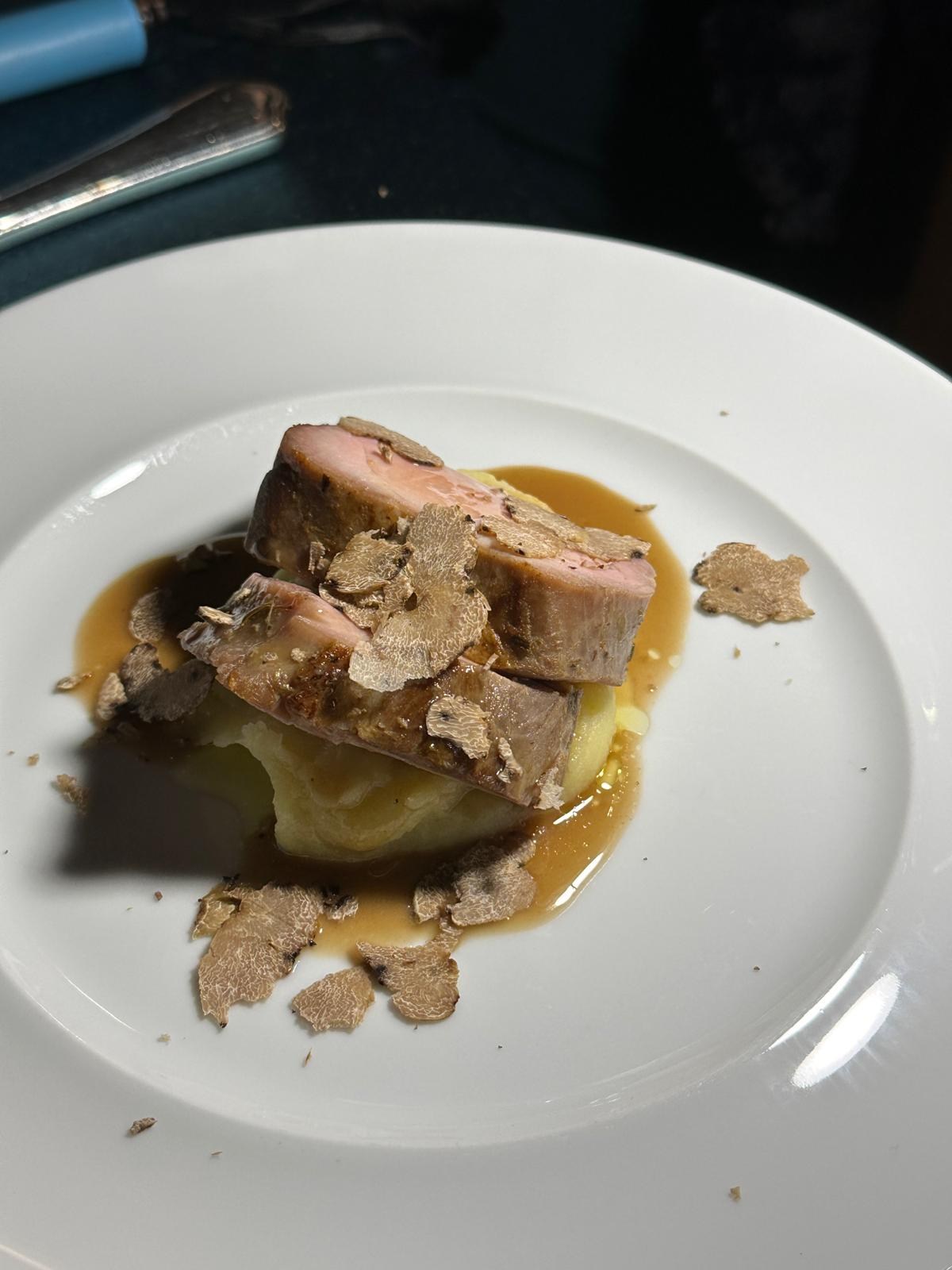 トリュフと豚肉のメイン料理