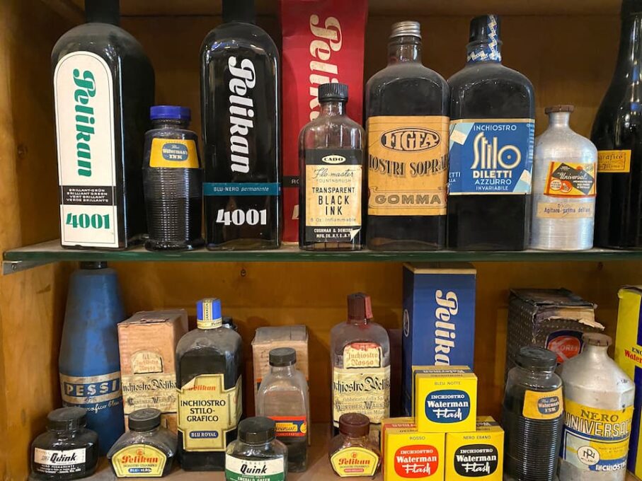 ドイツのペリカン、フランスのウォーターマン、オーストリアのコレスなど、レアブランドのヴィンテージ・インクが並びます