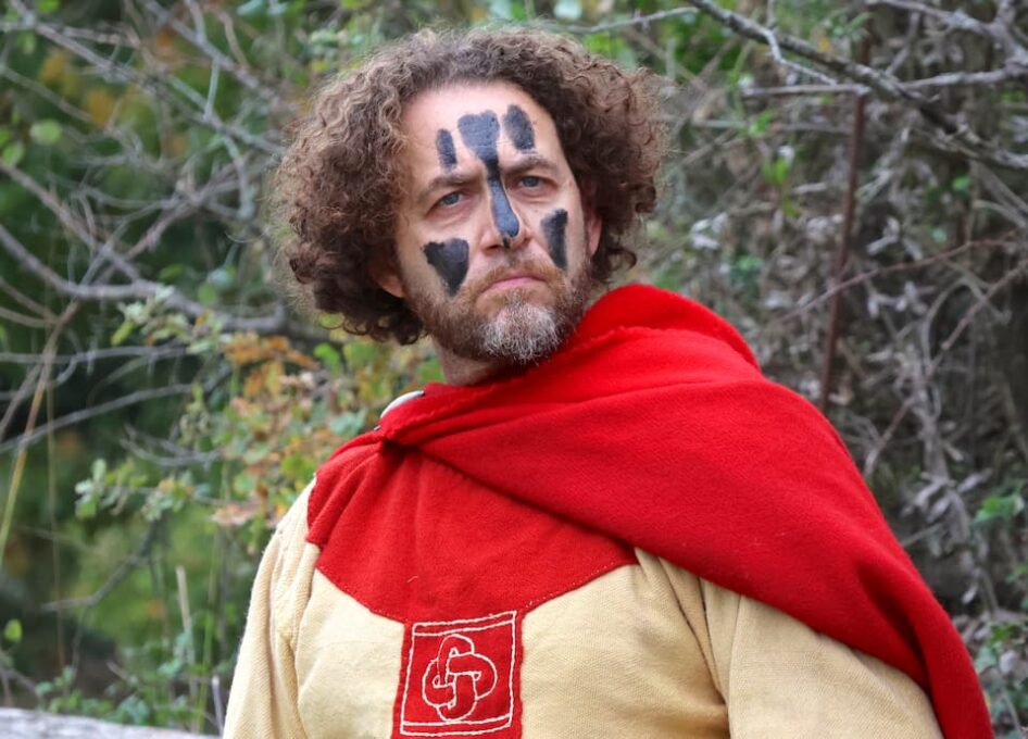 領主役を務めたダリオ・チェッパテッリさん。顔に塗った黒色の染料は炭と油を混ぜたものです