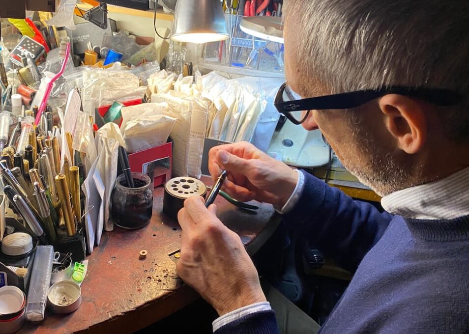 顧客から預かった万年筆を修理するアレッサンドロさん