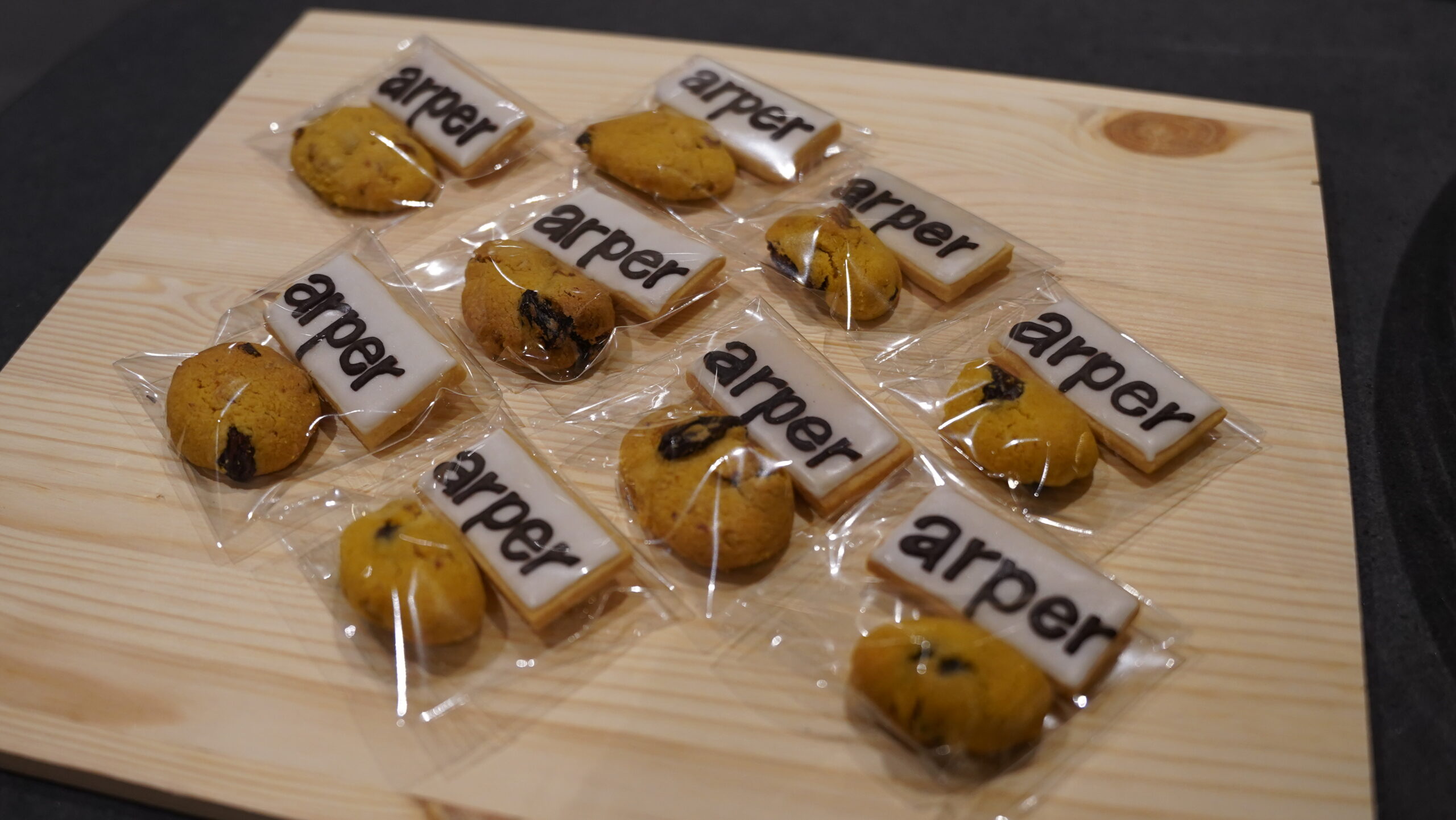 Alperのロゴ入りクッキーとというもろこしのスイーツ