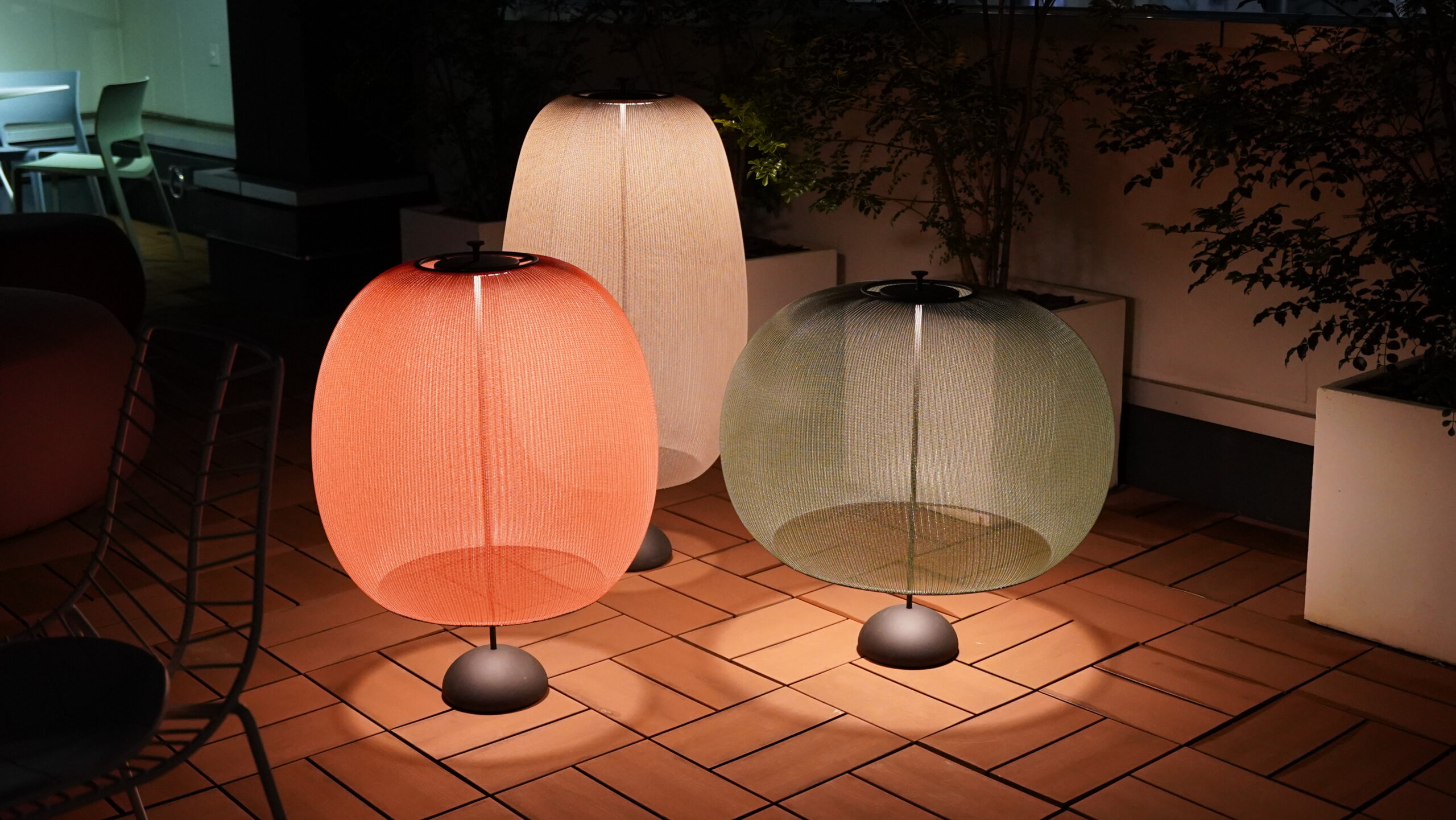 カラフルなアウトドアランプ