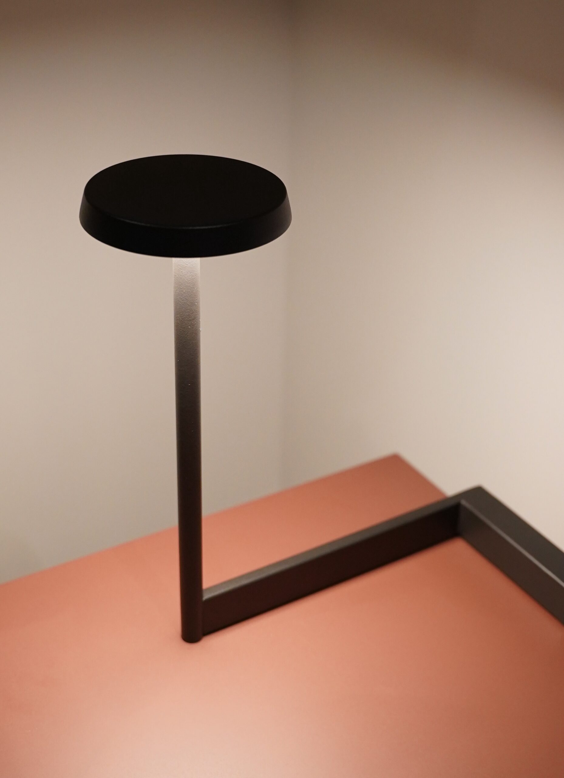 シャープなデザインのテーブルランプ