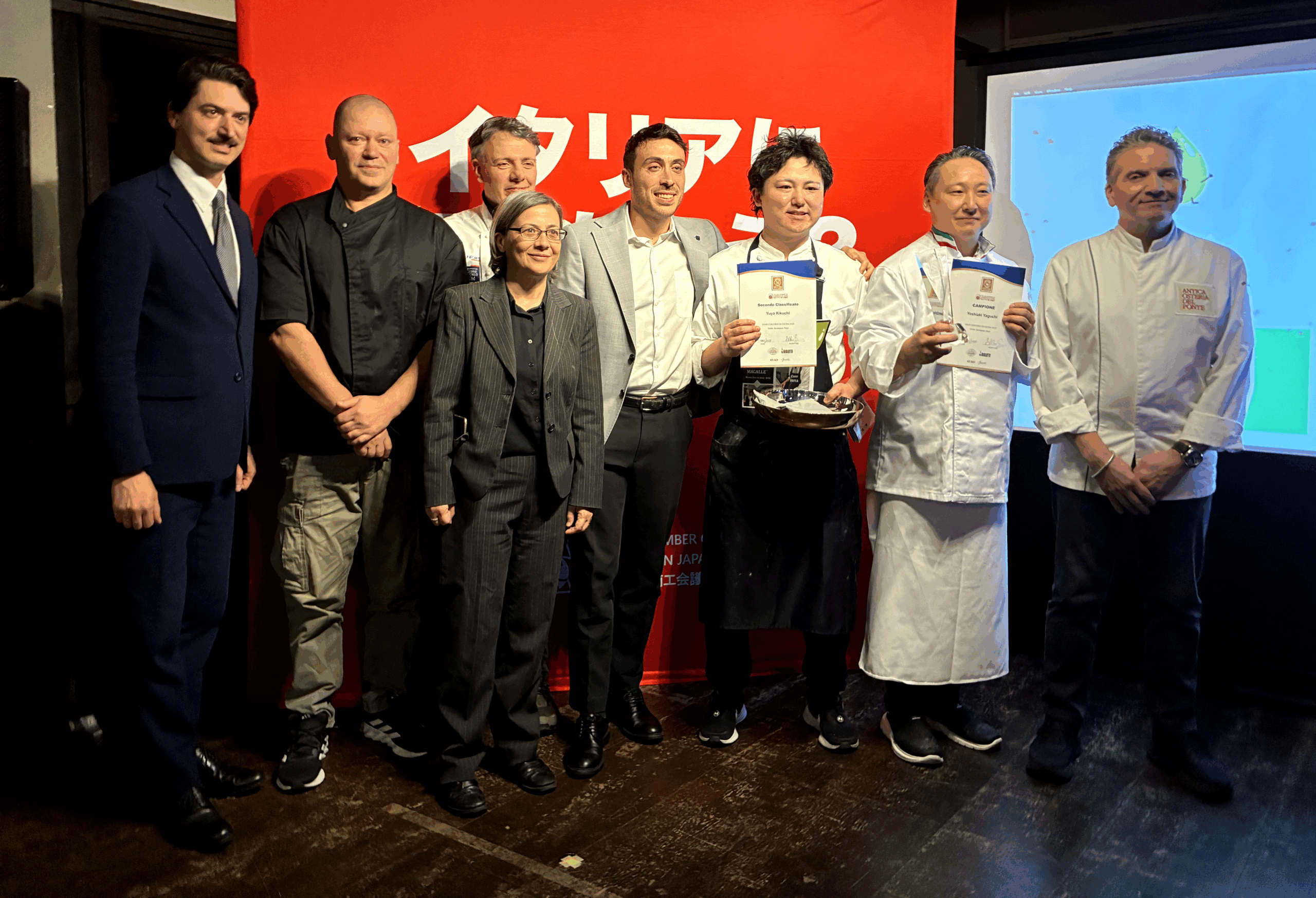 決勝進出した２人のシェフと審査員