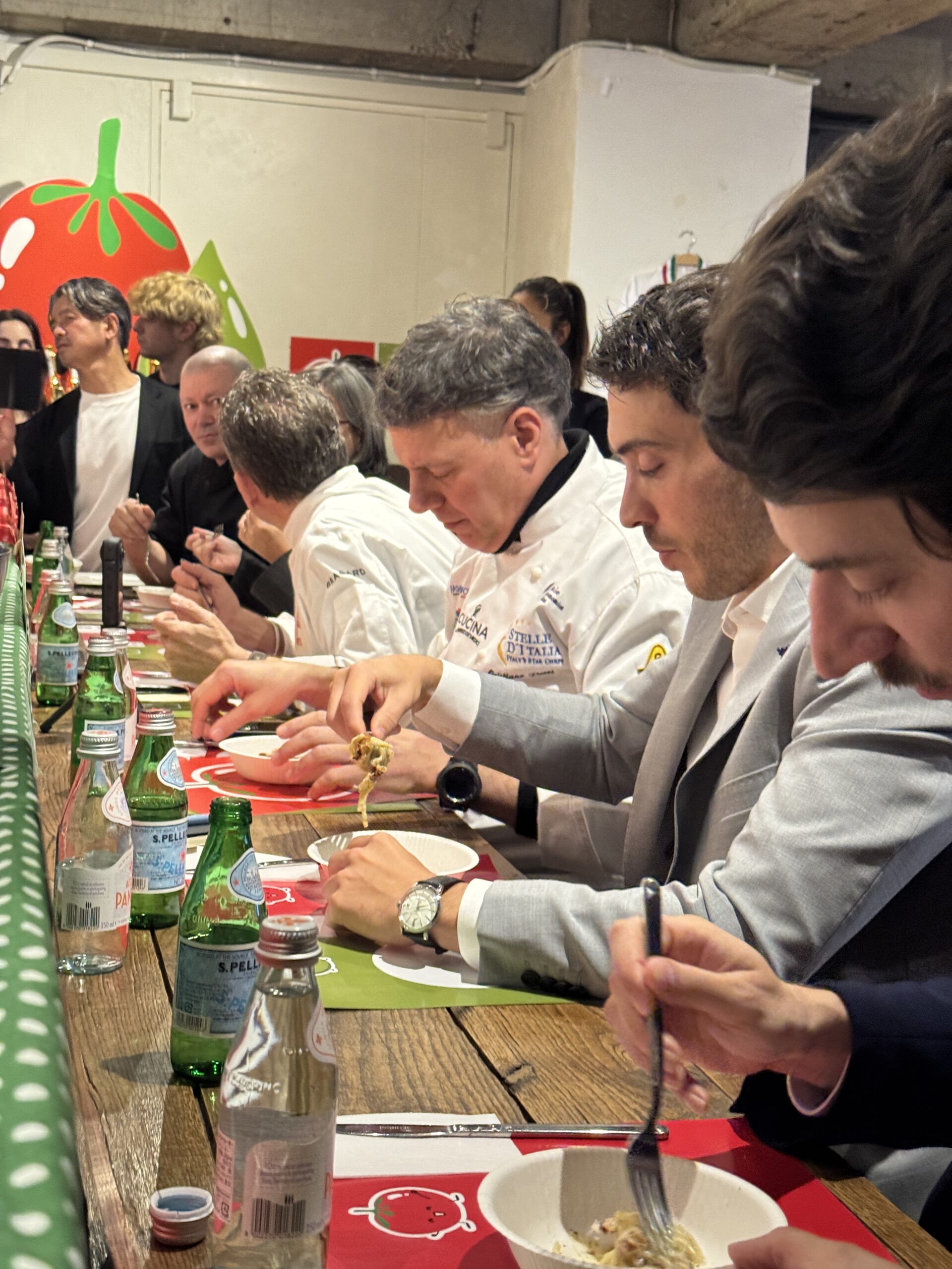 料理コンクールで試食する審査員