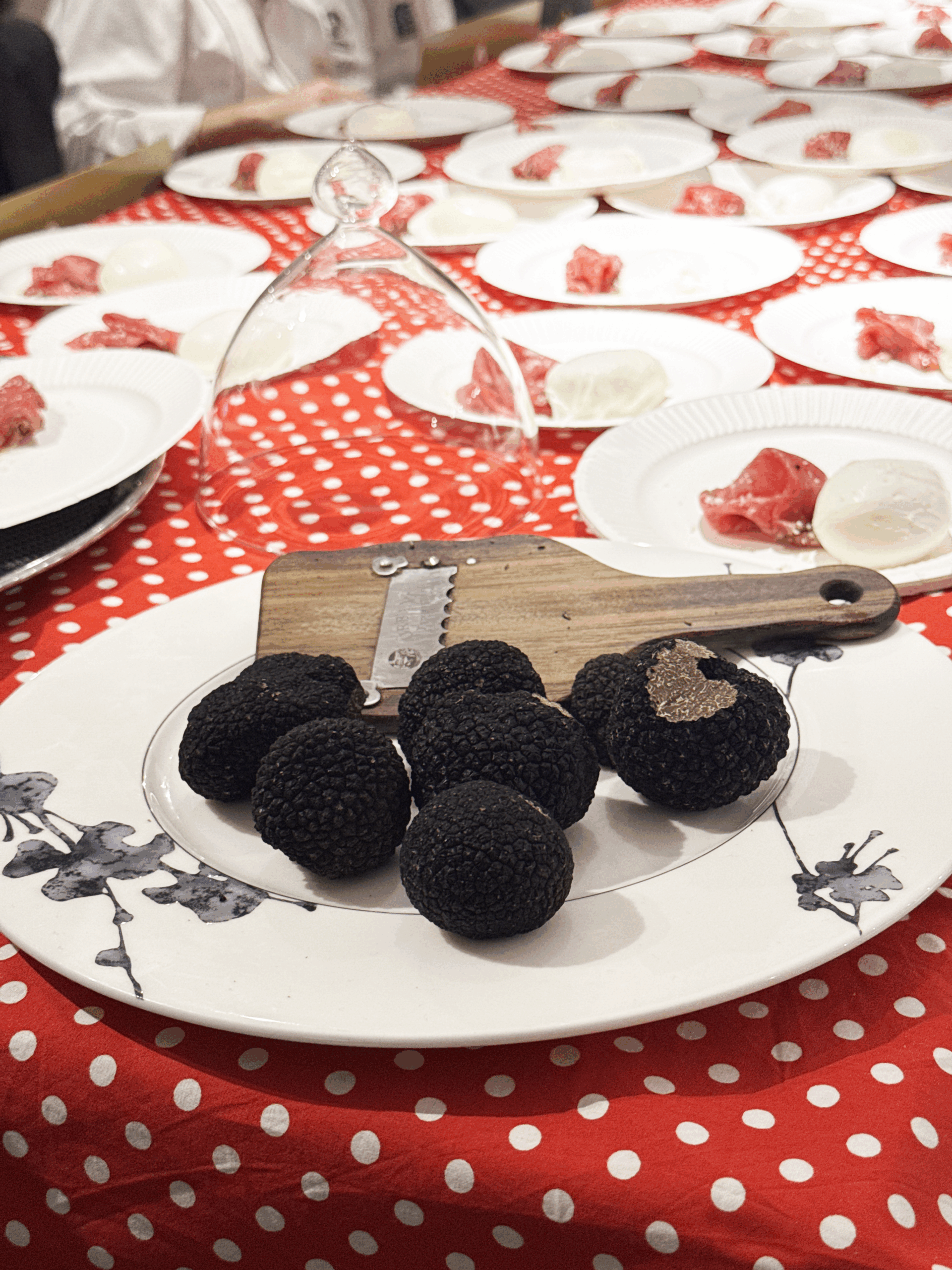 黒トリュフがのった皿と、ゲスト試食用の皿が並んだテーブル