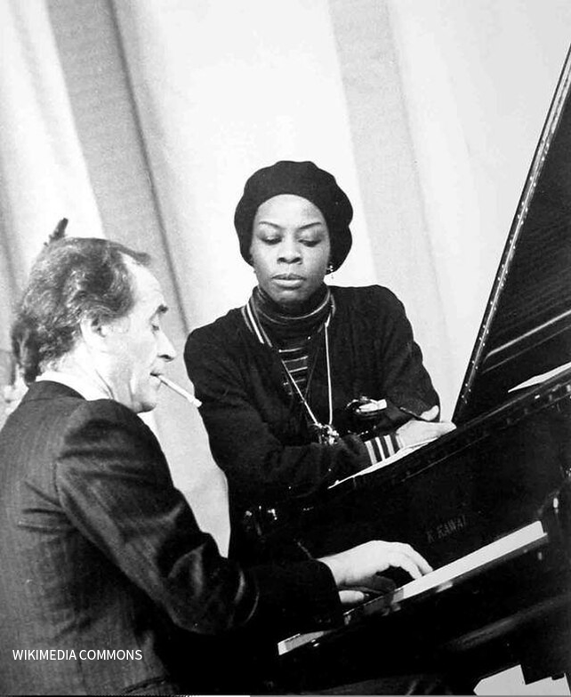 ピアノを弾くレナート・セラーニ