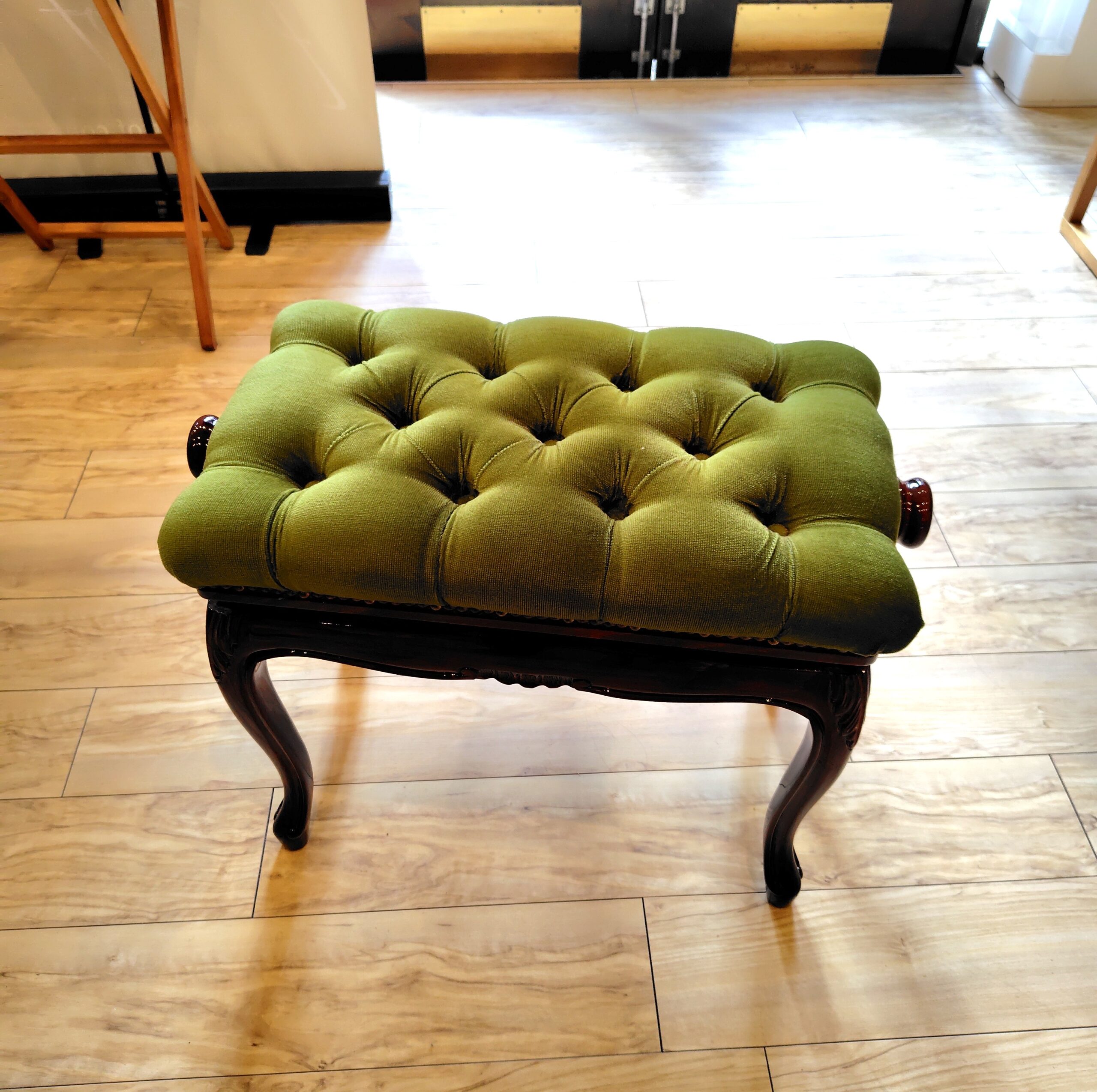 猫脚と鋲打ちがクラシックなピアノ椅子