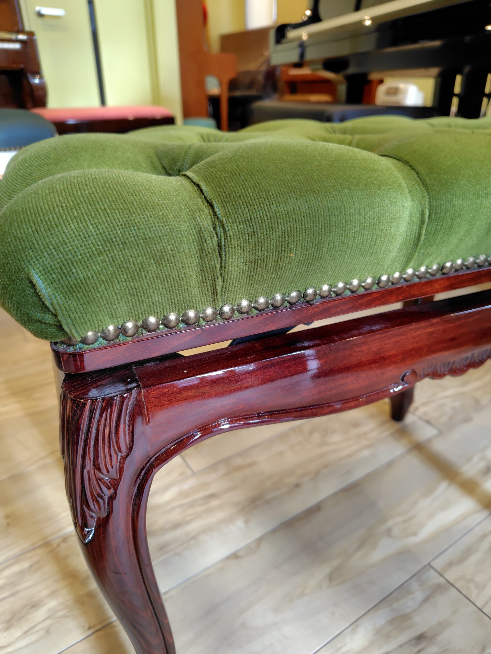 猫脚と鋲打ちがクラシックなピアノ椅子