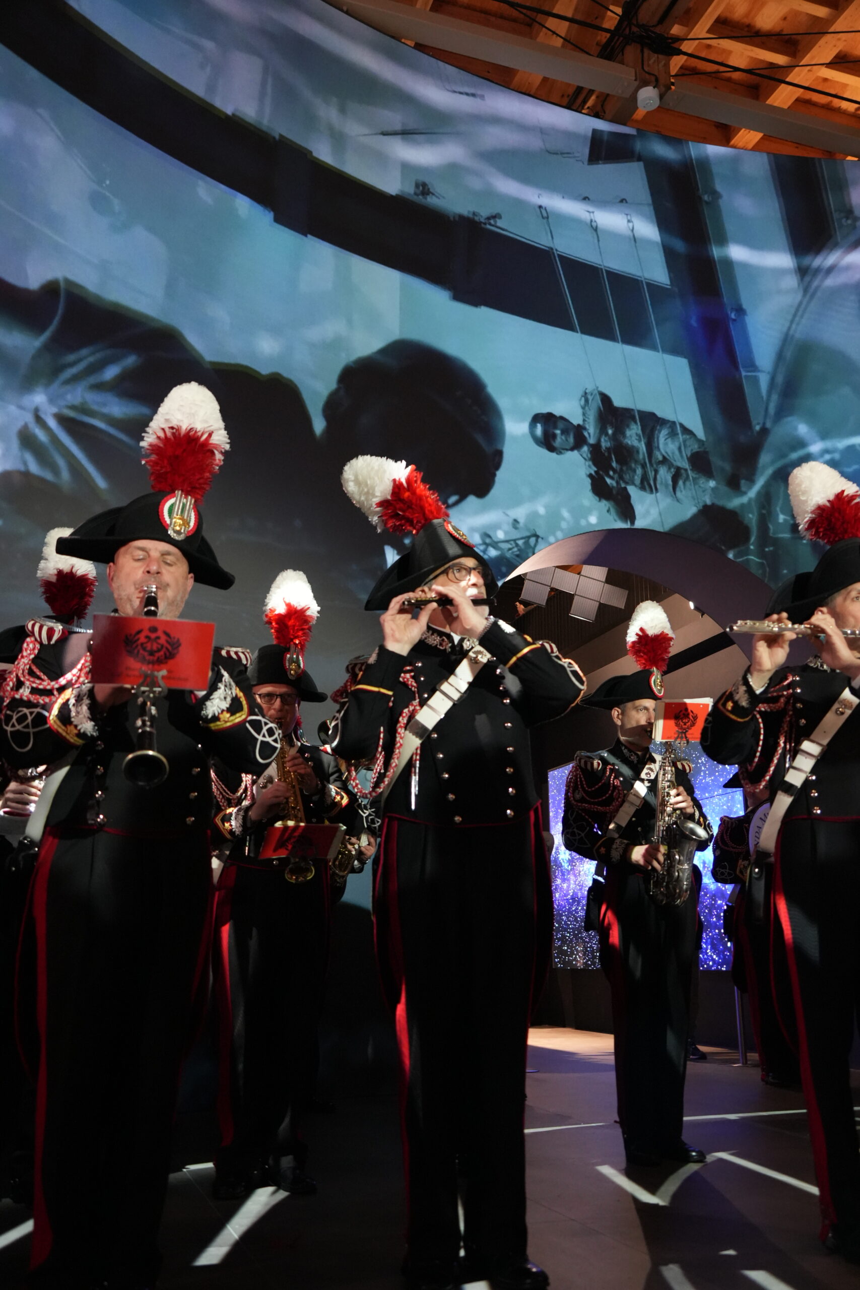 イタリアパビリオンのオープニングイベントで演奏する軍楽隊