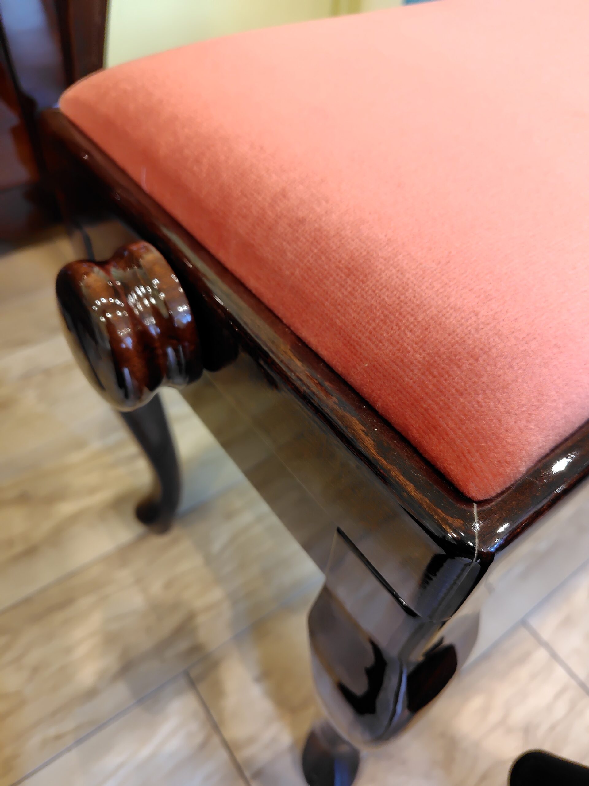 オレンジ色のピアノ椅子のアップ画像